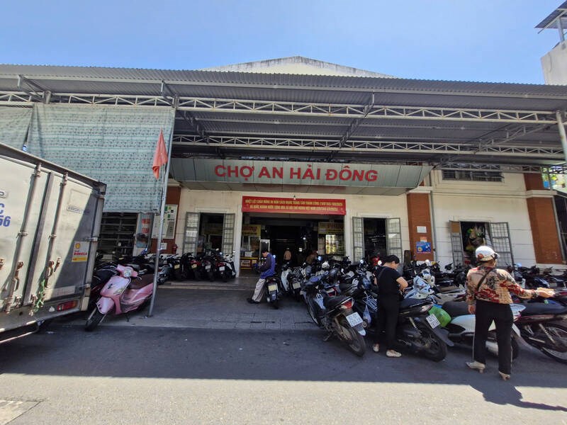 Mot goc khu cho An Hai Dong (TP Da Nang). Anh: Thu Giang