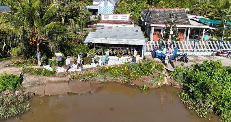 Bon diem sat lo tren dia ban xa Cai Ngang voi tong chieu dai khoang 80m, uy hiep nha cua va duong di cua nguoi dan. Anh: Hoang Loc