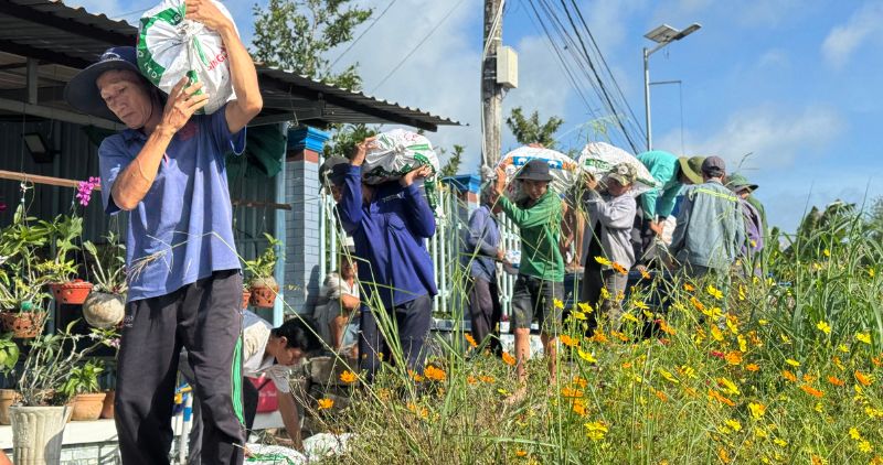 Dia phuong trien khai gia co tam thoi theo phuong cham 4 tai cho, cho kinh phi cap tren. Anh: Hoang Loc