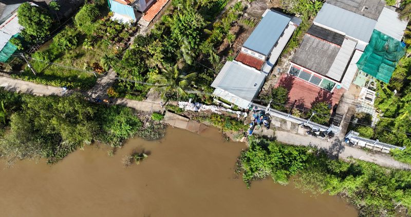 The locality is implementing temporary reinforcement. Photo: Hoang Loc