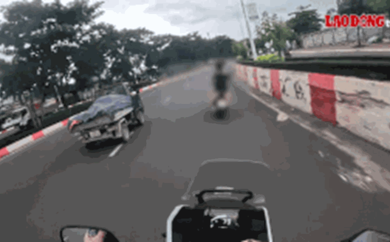 Chasing teenagers driving motorbikes without helmets, entering the car lane, running away when asked to stop the vehicle. Photo: CA