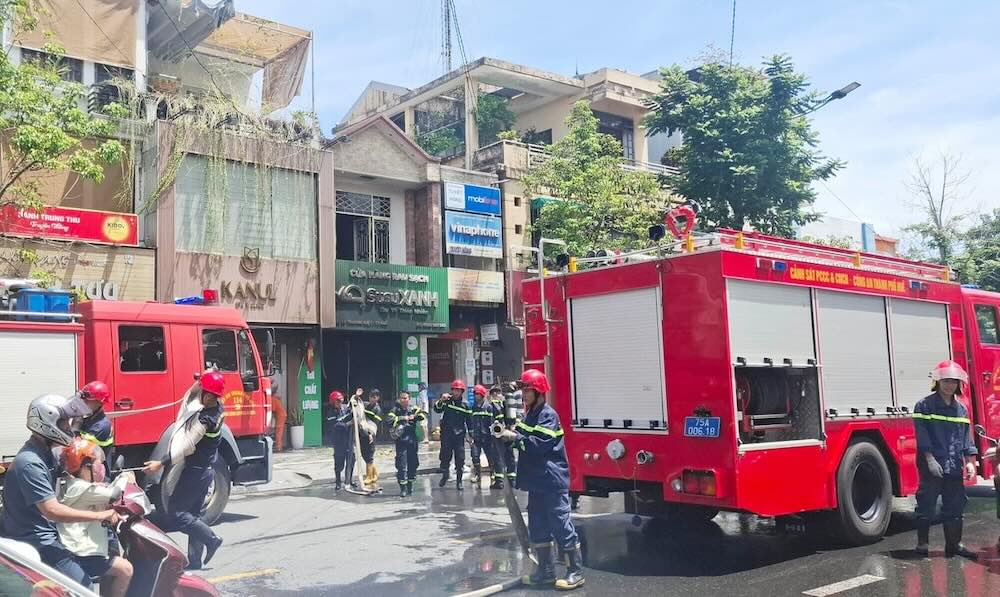 消防隊が消火活動に参加。写真:Van Dinh.