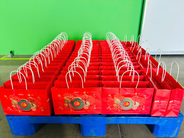 More than 1,200 workers of Kanaan Bao Loc Company Limited were presented with moon cakes by the union, giving them more motivation to stick together and work better. Photo: Do Lam