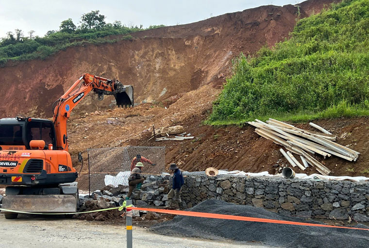 Cam bien canh bao, huong dan giao thong qua khu vuc sat lo tren cao toc Noi Bai - Lao Cai. Hinh anh ghi nhan ngay 21.9.2025