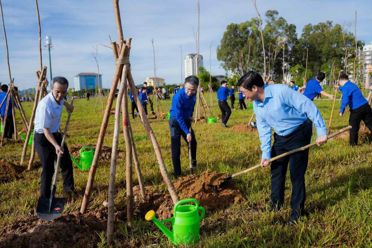 Trong cay xanh cai thien moi truong. Anh: T. Hoai.