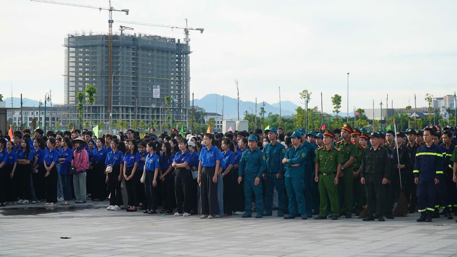 Hàng nghìn thanh niên ra quân Ngày Chủ nhật xanh. Ảnh: T. Hoài.