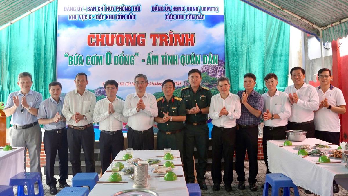 Lãnh đạo TPHCM và các đơn vị tham gia Bữa cơm 0 đồng tại Côn Đảo. Ảnh: UBND Côn Đảo