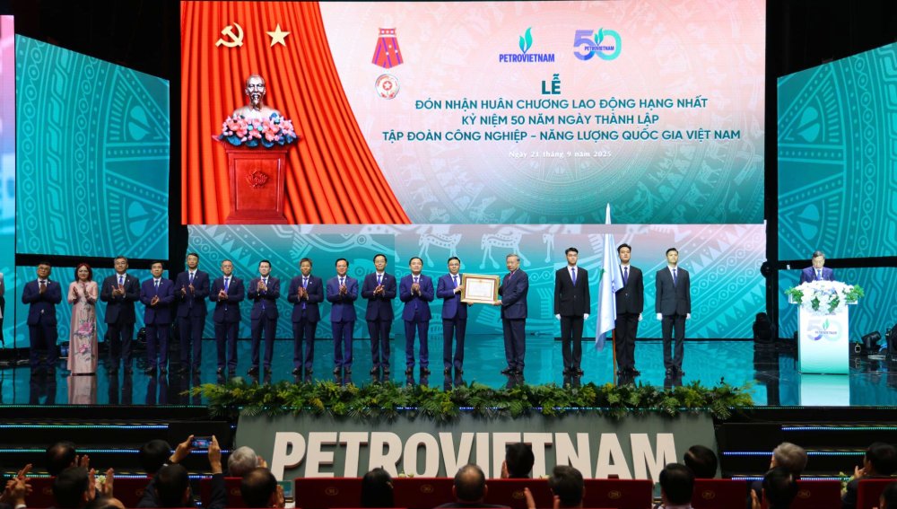 General Secretary To Lam awarded the First Class Labor Medal to Petrovietnam Group. Photo: Minh Duc
