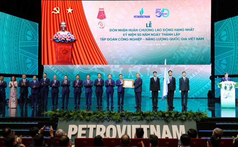 General Secretary To Lam awarded the First Class Labor Medal to Petrovietnam Group. Photo: Minh Duc