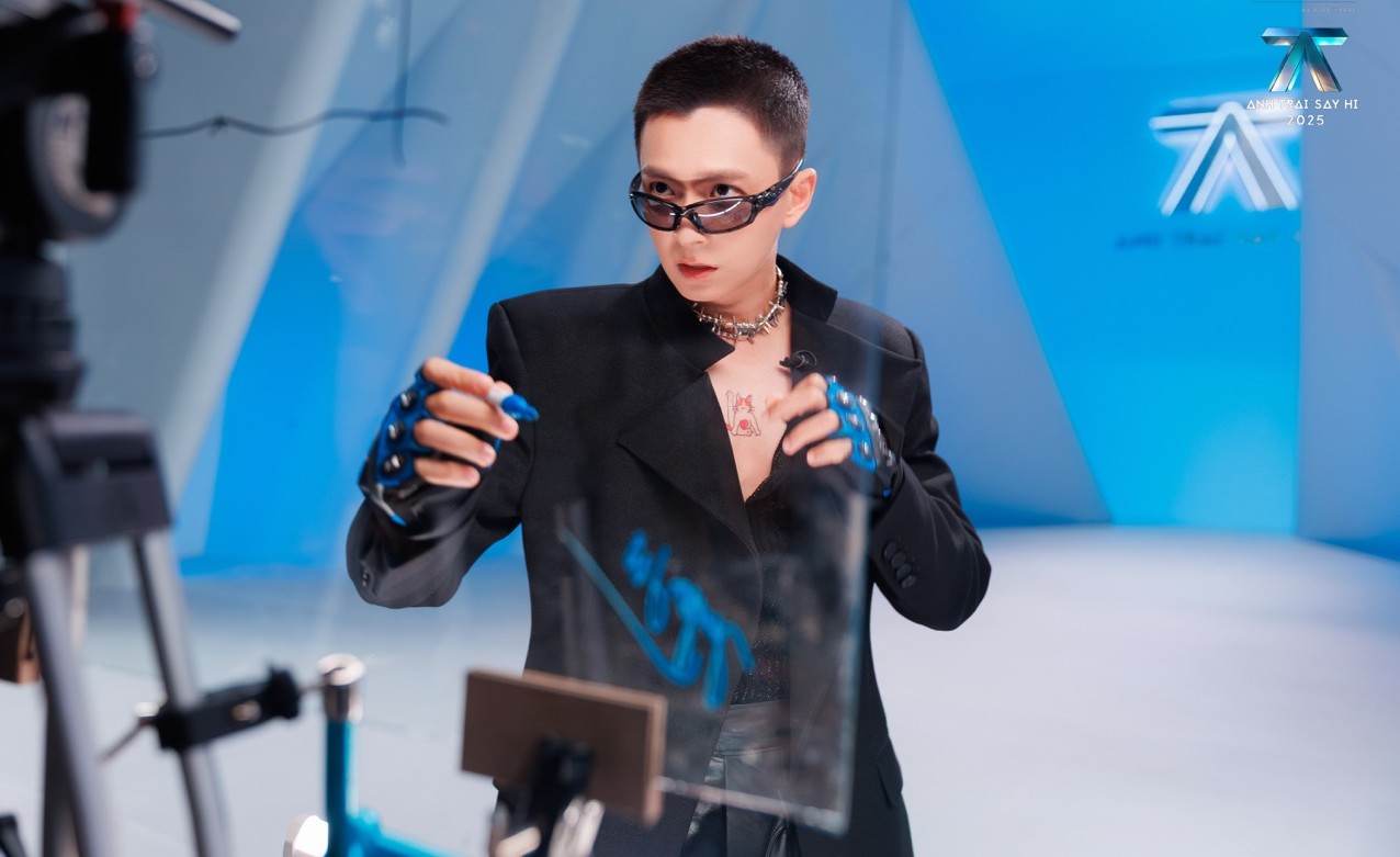 Ngo Kien Huy en el programa Anh trai say hi. Foto: VieON.