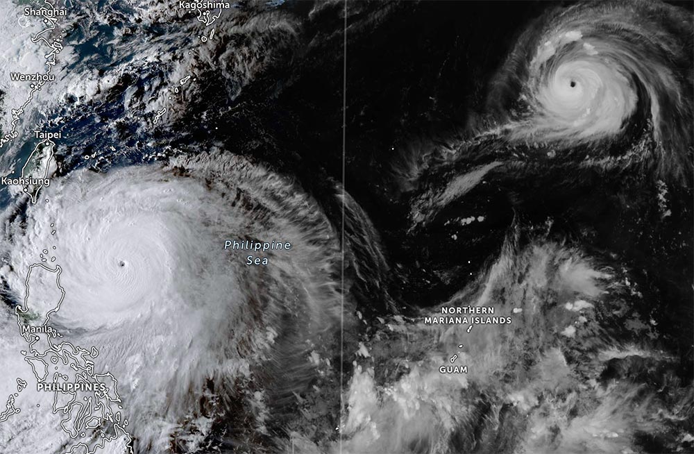 Siêu bão Ragasa (trái) với đĩa mây khổng lồ tiến sát Biển Đông và siêu bão Neoguri (phải) hình thành mắt bão rõ rệt ở phía Tây Thái Bình Dương. Ảnh: JMA/NOAA/CIRA, Himawari