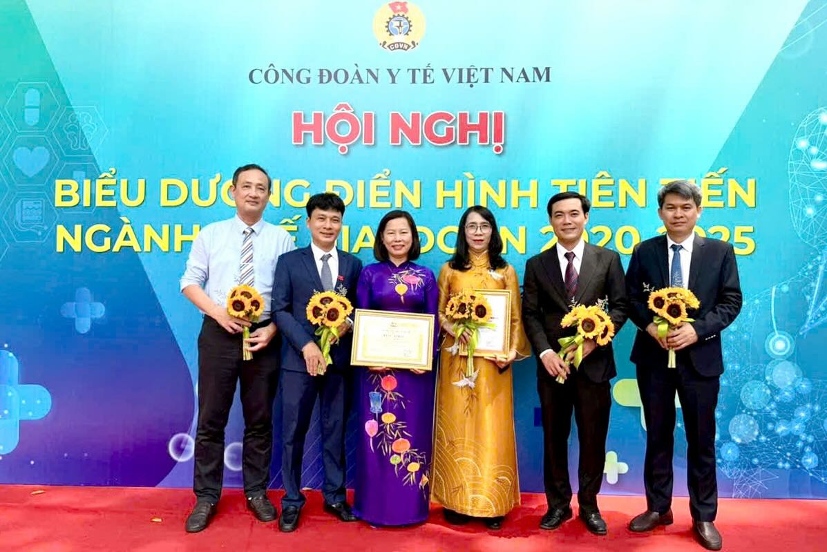 Collectives and individuals of the Hue Central Hospital Trade Union were honored and rewarded. Photo: Hue Central Hospital