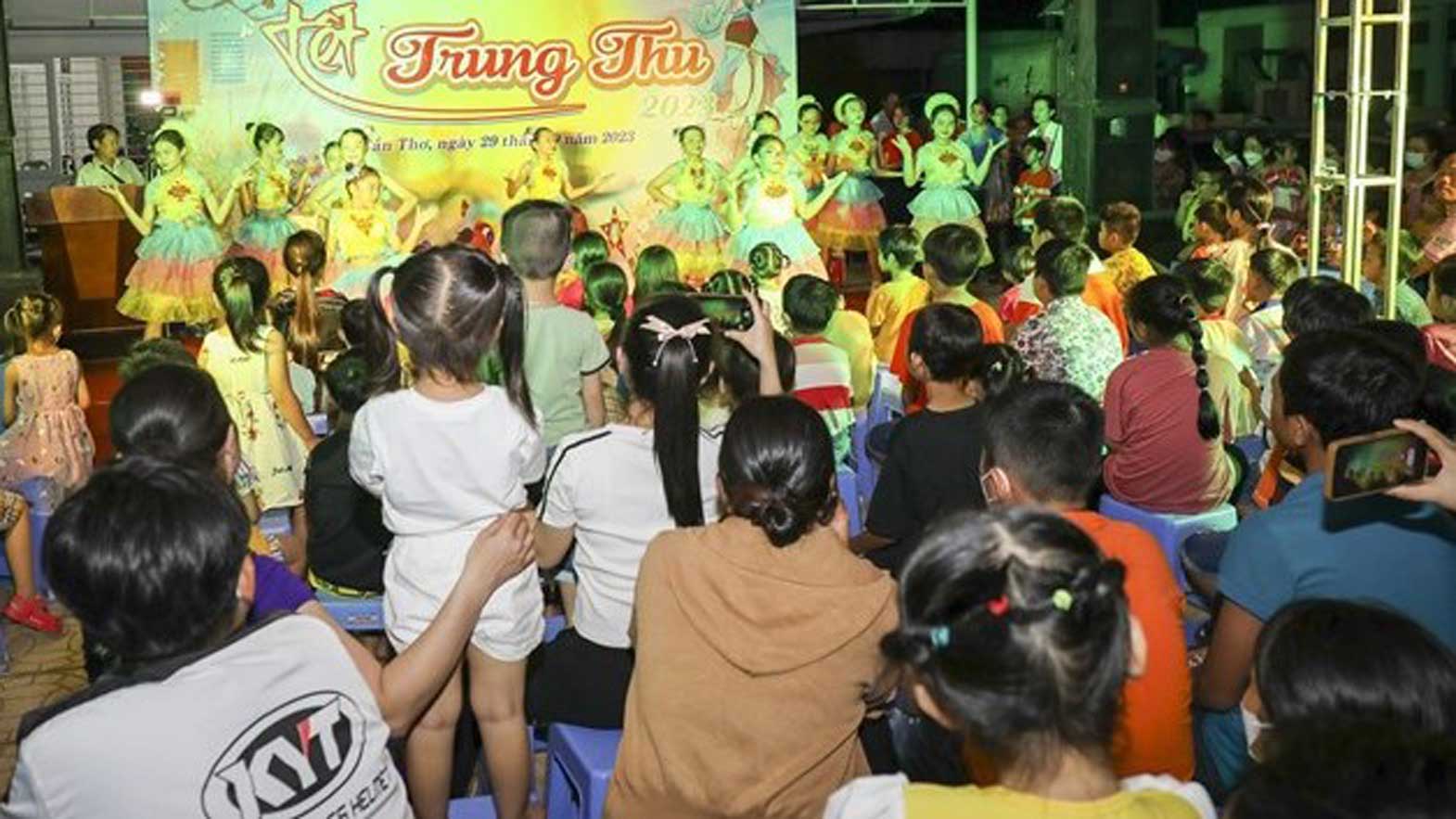 Can Tho City Labor Federation has just issued an official dispatch on organizing activities to care for children of union members and workers on the occasion of the Mid-Autumn Festival in 2025. Photo: My Ly