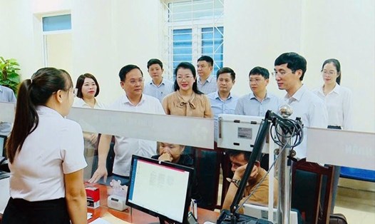 Lãnh đạo Sở Nội vụ tỉnh Điện Biên kiểm tra hoạt động của cấp xã khi thực hiện chính quyền địa phương 2 cấp. Ảnh: Quang Hải