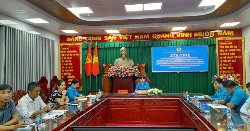 The Vinh Long Labor Federation submitted to the Vietnam General Confederation of Labor for consideration of awarding the Creative Labor Certificate in 2025 to 8 comrades with outstanding achievements. Photo: Vinh Long Provincial Federation of Labor