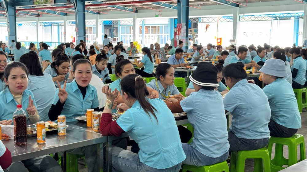 Workers enjoy the Union Meal. Photo: Duy Tuan