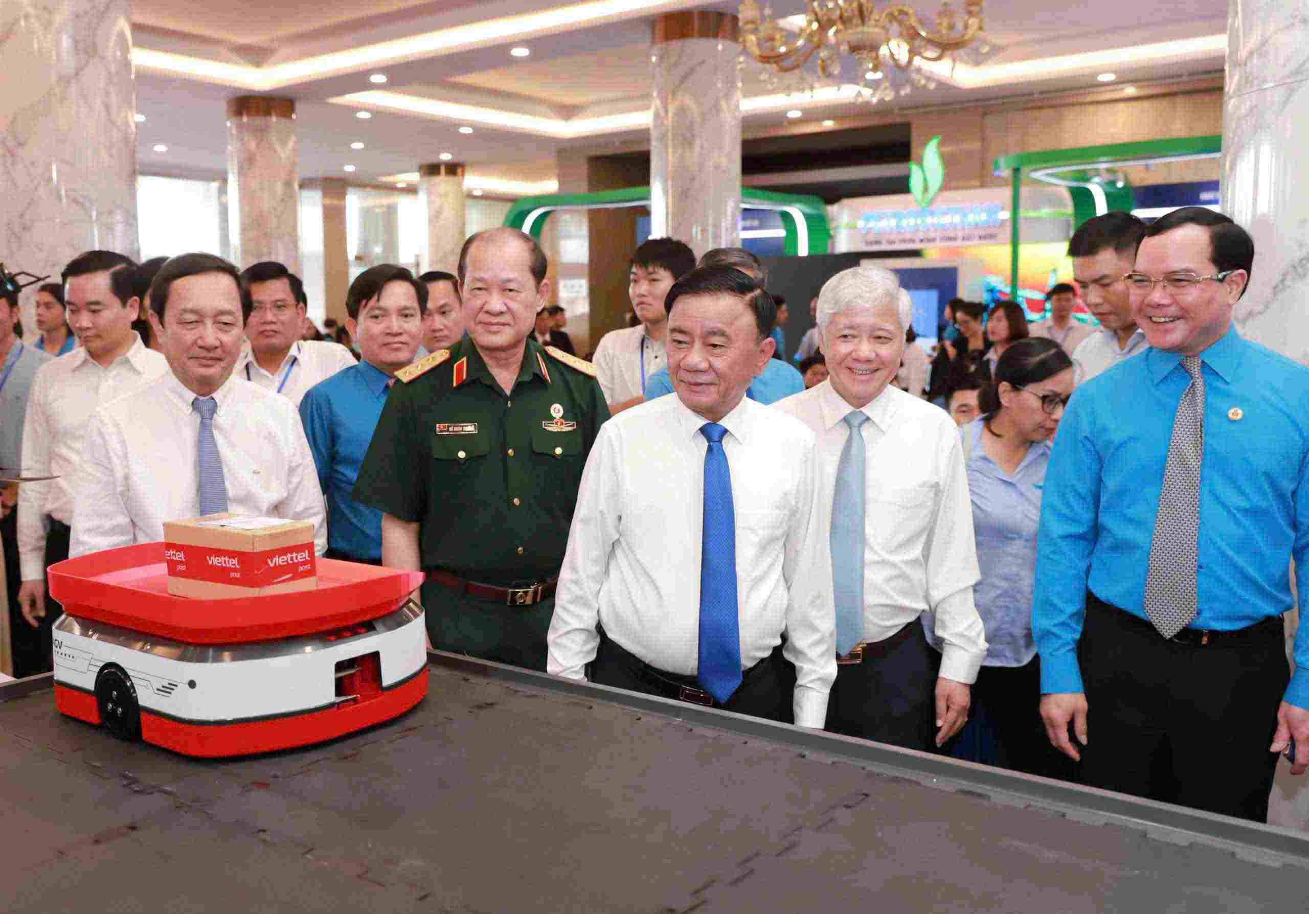 政治局のメンバー、常任委員会長官トラン・カム・トゥ。政治局のメンバー、党中央委員会の秘書、祖国正面委員会の秘書、中央大衆組織、ベトナム祖国正面委員会の議長doヴァン・チェン。党中央委員会のメンバー、2025年のクリエイティブレイバーフェスティバルでのベトナム祖国戦線の中央委員会の副議長、VGCL Nguyen Dinh Khangの議長。写真：Hai Nguyen Nguyen