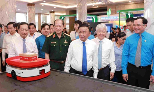 Ủy viên Bộ Chính trị, Thường trực Ban Bí thư Trần Cẩm Tú; Ủy viên Bộ Chính trị, Bí thư Trung ương Đảng, Bí thư Đảng ủy MTTQ, các đoàn thể Trung ương, Chủ tịch UBTƯ MTTQ Việt Nam Đỗ Văn Chiến; Ủy viên Trung ương Đảng, Phó Chủ tịch Ủy ban Trung ương Mặt trận Tổ quốc Việt Nam, Chủ tịch Tổng LĐLĐVN Nguyễn Đình Khang tại Ngày hội Lao động sáng tạo năm 2025. Ảnh: Hải Nguyễn