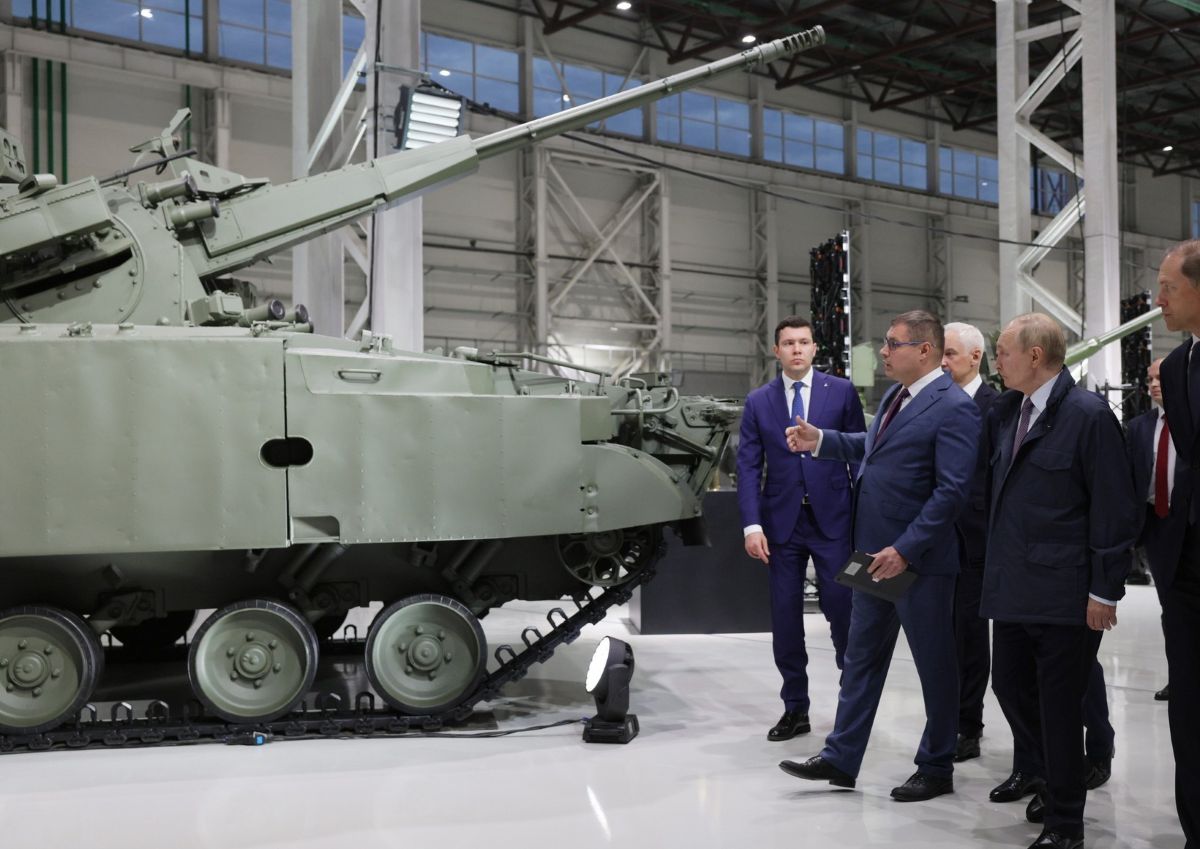 블라디미르 푸틴 러시아 대통령이 2025년 9월 19일 모토빌리카 무기 생산 공장을 방문하고 있습니다. 사진: 크렘린