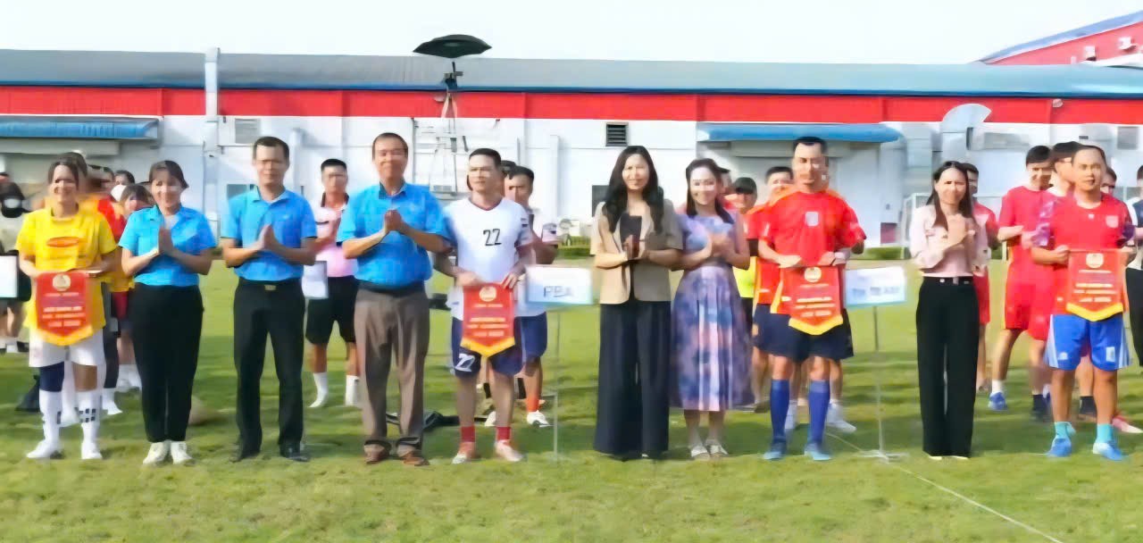 Representatives of the Ninh Binh Provincial Federation of Labor presented souvenir flags to the teams participating in the tournament. Photo: Dieu Anh