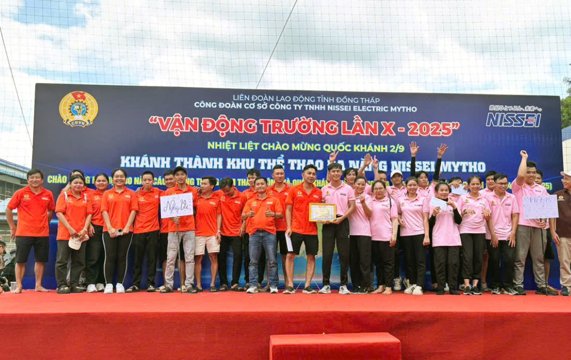 Trao giai cho van dong vien la nguoi lao dong tham gia Van dong truong voi tu cach la co dong vien. Anh: Thanh Mai