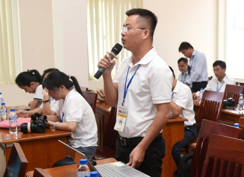 Ong Nguyen Dinh Vinh - Pho Bi thu Thuong truc Thanh uy Da Nang (anh tren) tra loi cau hoi cua PV Lao Dong (anh duoi) tai hop bao sau DH Dang bo. Anh: Nguyen Hoang