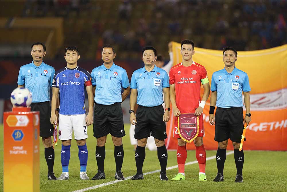 Toi 21.9, Cong an TPHCM (ao do) co chuyen lam khach den san cua Becamex TPHCM o luot tran vong 5 V.League 2025-2026.