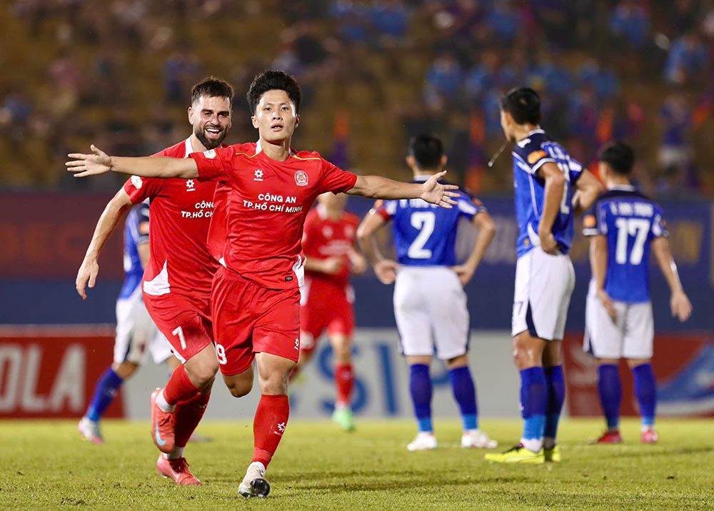 Tuy nhien, niem vui cua Becamex TPHCM khong keo dai lau. Phut 59, Quoc Cuong xu ly kheo leo trong vong cam roi tung cu sut cheo goc, nang ti so len 2-1 cho doi khach.