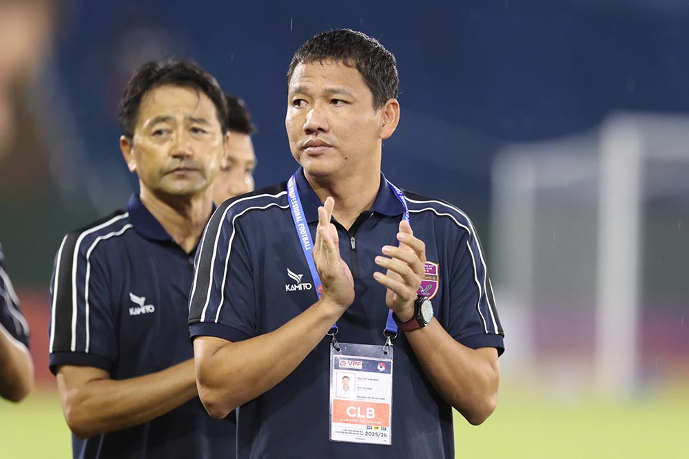 Becamex TPHCM의 Anh Duc 감독. 사진: Thanh Vu