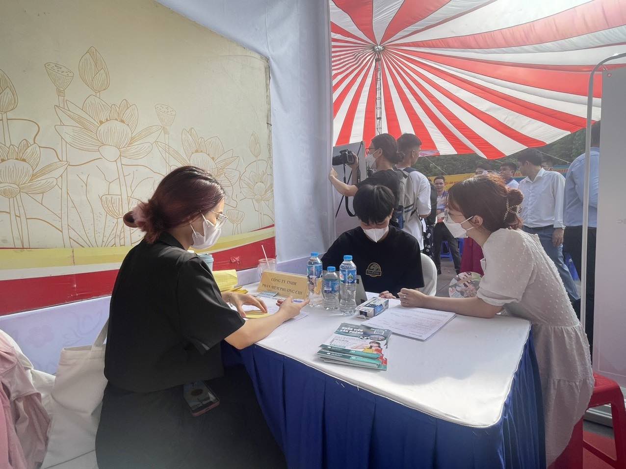 The content and level of payment to support workers to work abroad under contracts have just been proposed by the Ministry of Home Affairs. Photo: Huong Nha