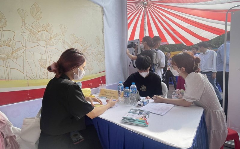 The content and level of payment to support workers to work abroad under contracts have just been proposed by the Ministry of Home Affairs. Photo: Huong Nha