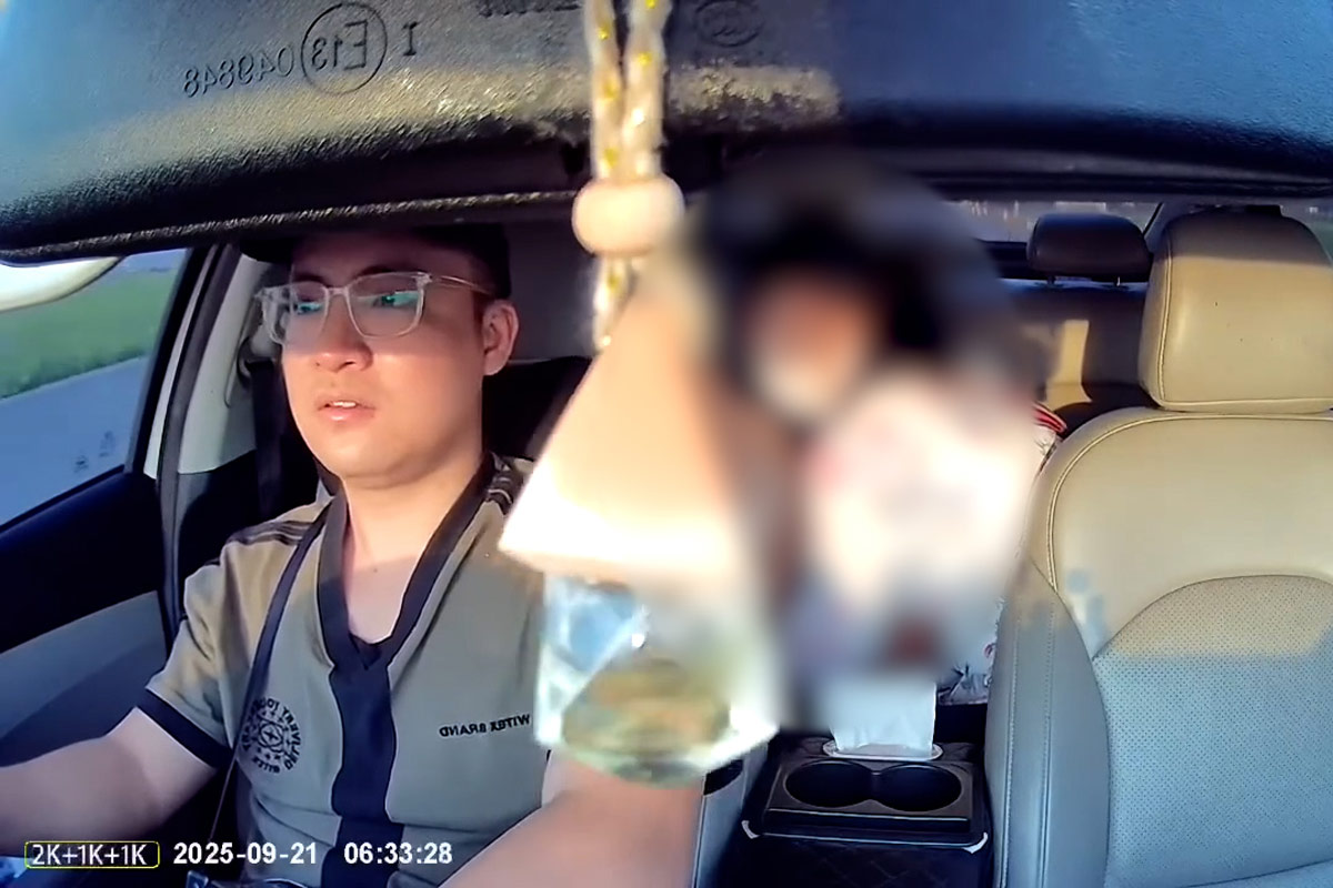 Driver Tung (Quang Ninh) took the pregnant woman to the hospital. Photo: Nguyen Thanh Tung