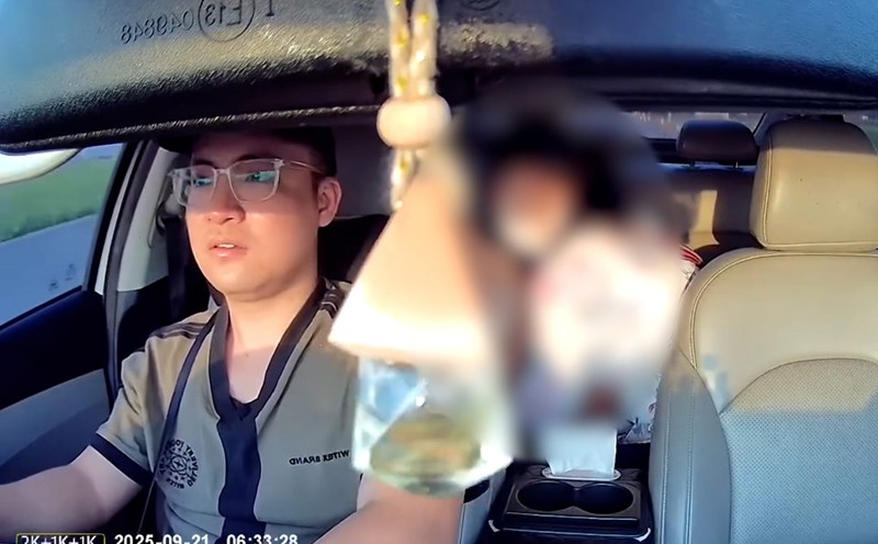 Driver Tung (Quang Ninh) took the pregnant woman to the hospital. Photo: Nguyen Thanh Tung