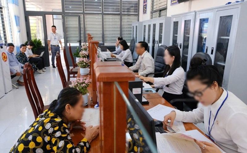 Arrange a reasonable team of cadres for the 2-level local government model. In the photo, cadres and civil servants of Tan Thanh ward (Ca Mau) handle administrative procedures for people. Photo: Phong Linh