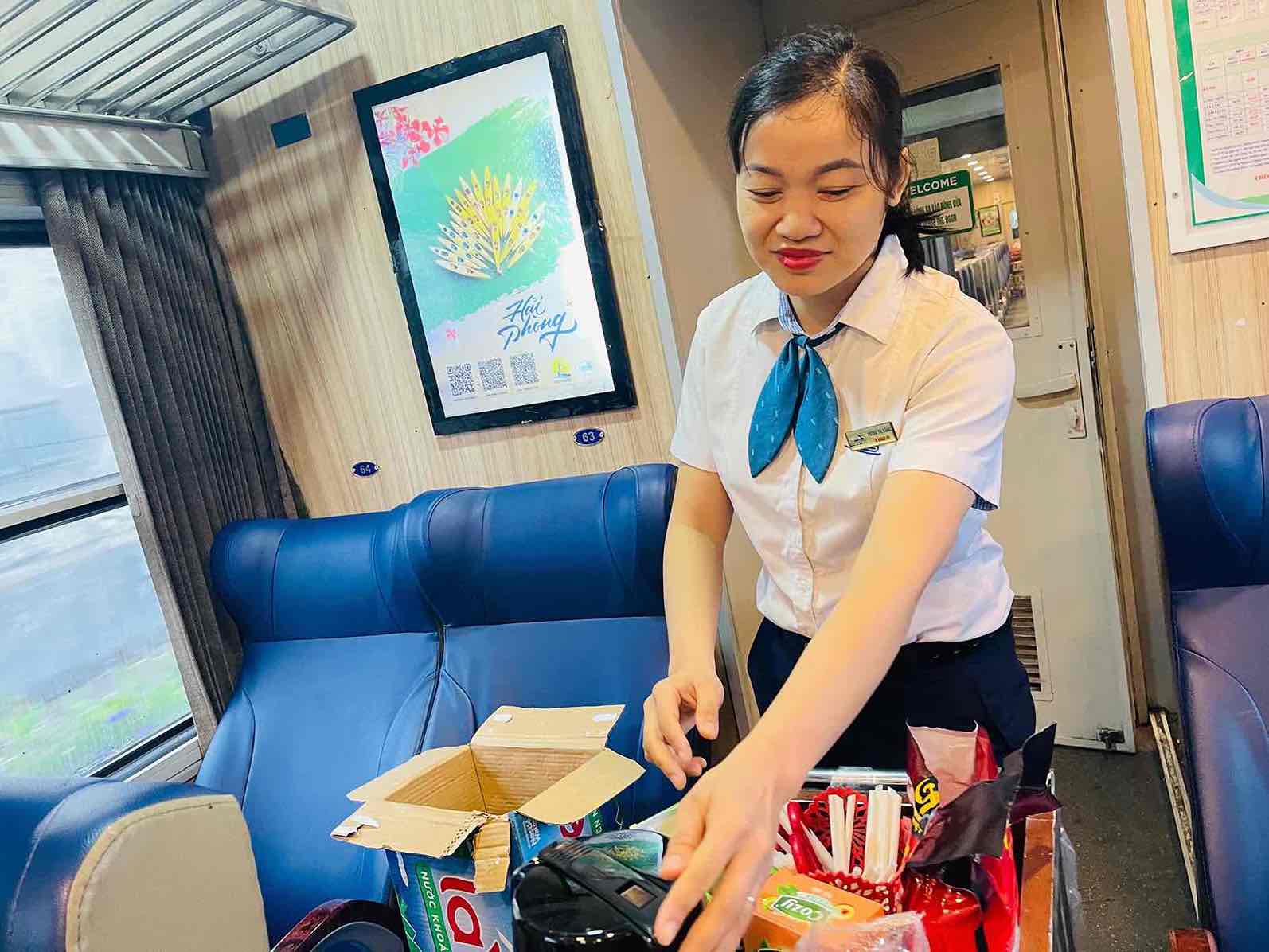 Chi Vuong Thi Hang phuc vu do uong nhe cho hanh khach. Anh: Mai Huong