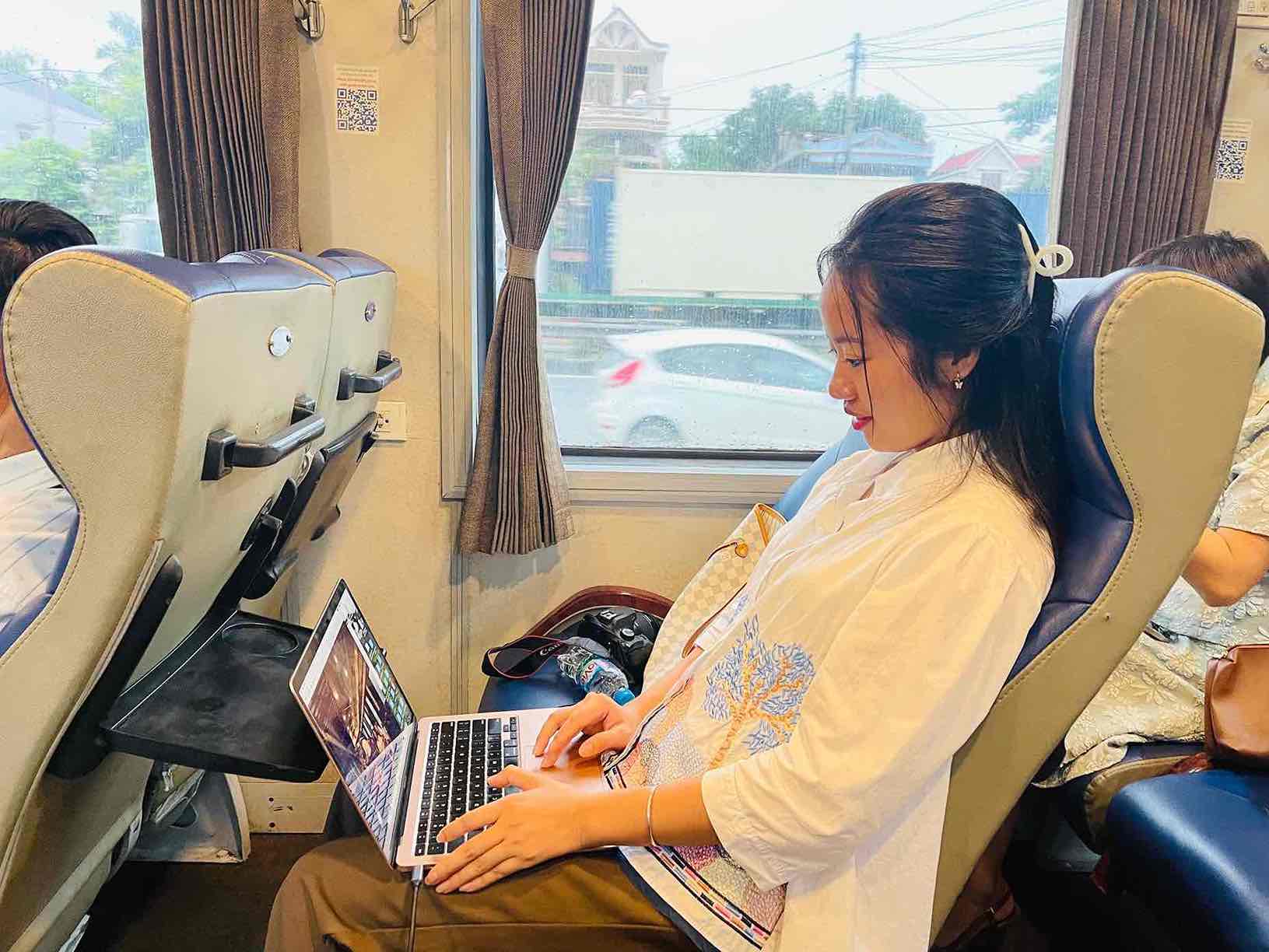 Chi Pham Thi Tuyet tranh thu mo laptop lam viec tren tau tu ga Hai Duong den ga Thuong Ly. Anh: Mai Huong