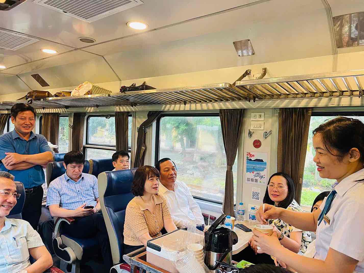 Niem vui hien ro len khuon mat moi can bo tren chuyen tau den Hai Phong lam viec