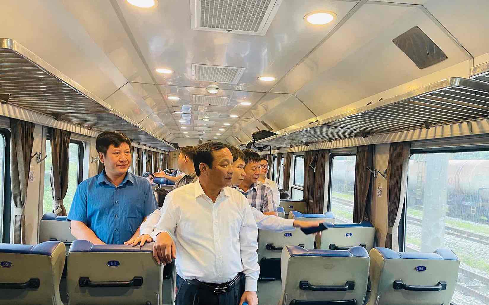 Mr. Le Van Hieu - Deputy Secretary of the City Party Committee, Chairman of the Hai Phong City People's Council and the staff on the HP15 train. Photo: Mai Huong