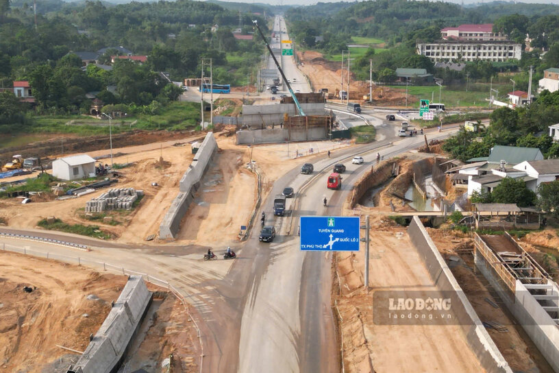 Overview of the construction site of the provincial road overpass 315B connecting to the end point of Tuyen Quang - Phu Tho expressway. Photo: To Cong.