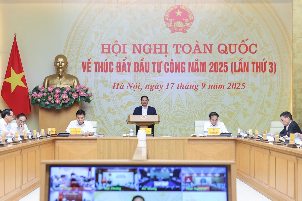 Prime Minister Pham Minh Chinh and Deputy Prime Ministers chaired a national conference to promote public investment in 2025 (3rd time) on September 17. Photo: VGP