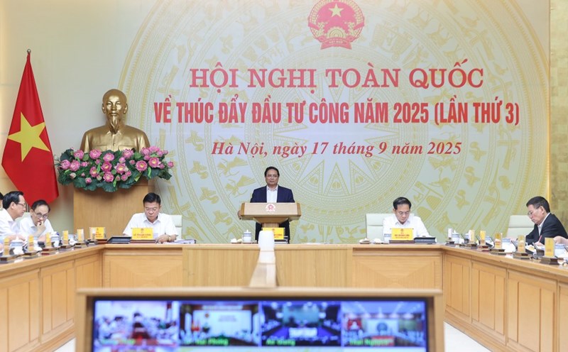 Prime Minister Pham Minh Chinh and Deputy Prime Ministers chaired a national conference to promote public investment in 2025 (3rd time) on September 17. Photo: VGP