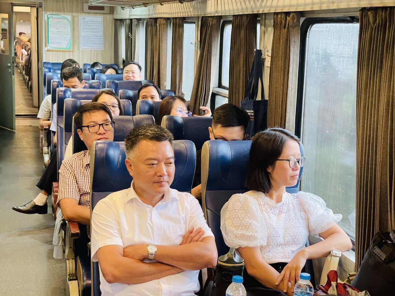 Officers and civil servants on the train from Hai Duong Station to Hai Phong to work. Photo: Mai Huong