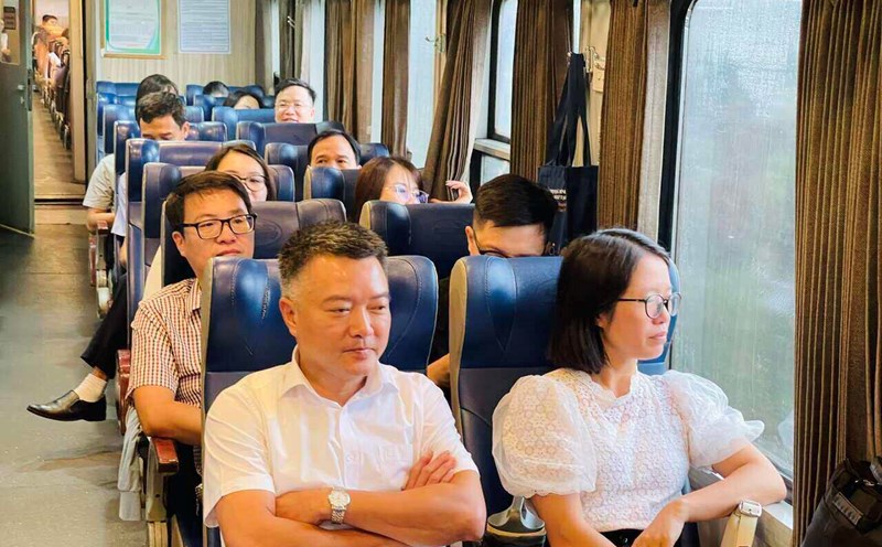 Officers and civil servants on the train from Hai Duong Station to Hai Phong to work. Photo: Mai Huong