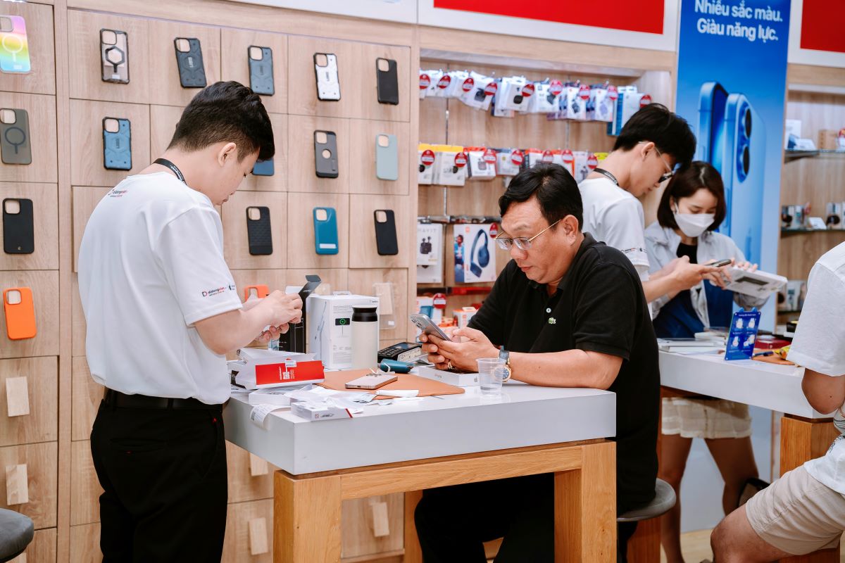 La cuota de mercado de 5G en el mercado de smartphones en Vietnam alcanzo el 50% en el segundo trimestre de 2025. Foto: Loan Tran