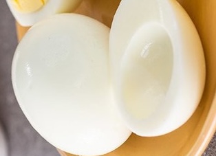 Egg whites are one of the foods that are considered natural kidney supplements. Photo: Thu Thuy