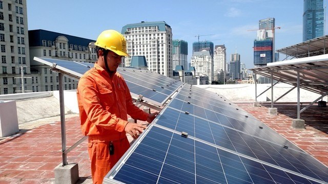 From 2020 to now, the installed rooftop solar power capacity has reached about 1,300 MW, but the number proactively notified to EVN is still limited. Photo: Thuy Linh