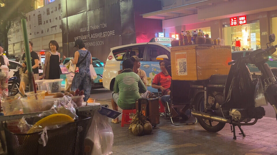 De la petite rue a la rue centrale les trottoirs de Ho Chi Minh-Ville sont toujours encercles par les stands ambulants