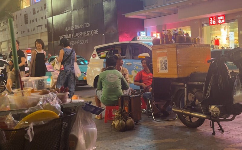 From small streets to central streets, sidewalks in Ho Chi Minh City are still surrounded by street vendors