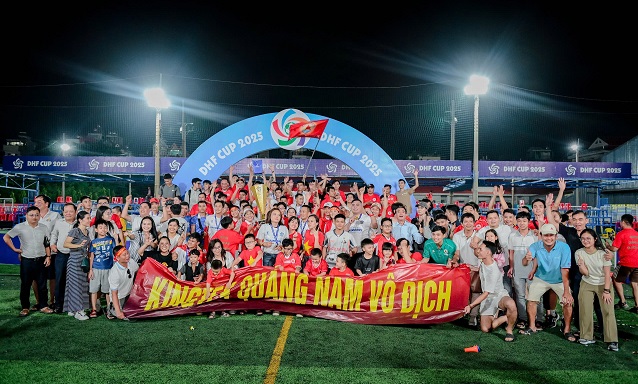 Dong dao nguoi ham mo tan huong khoang khac lan dau tienn dang quang cung doi bong Kingtek Quang Nam sau 3 mua giai tham du. Anh: D.T