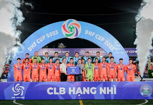 Doi bong Quang Ngai gianh danh hieu A quan chung cuoc. Anh: DT